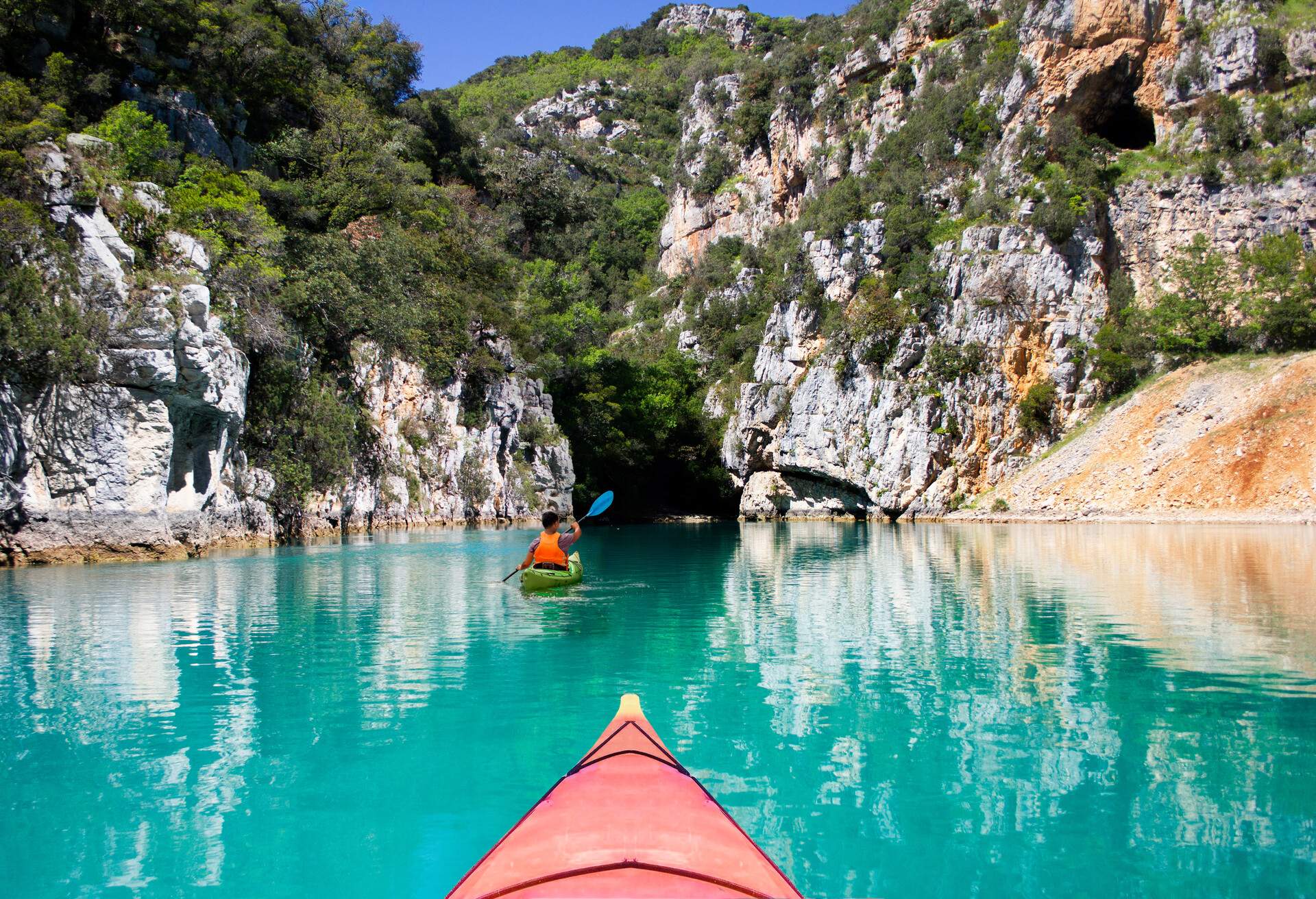 france_provence_verdon-gorge_nature_kayaks_people_kayaking_gettyimages-1463500227