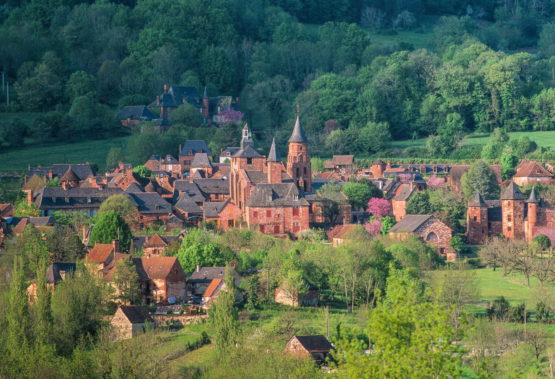 DEST_FRANCE_Collonges_la_Rouge_GettyImages_986939020