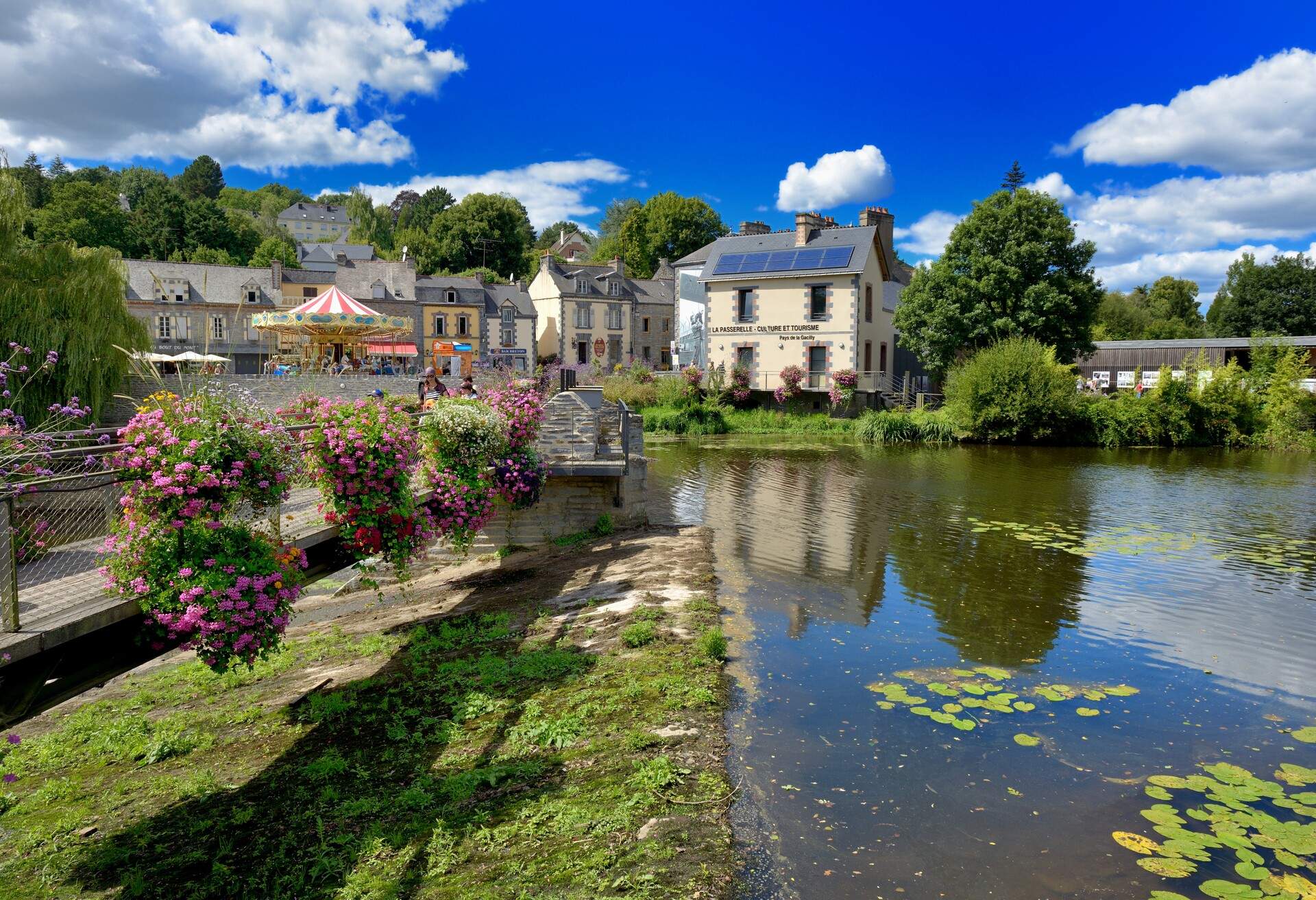 DEST_FRANCE_LA-GACILLY_GettyImages-185709635