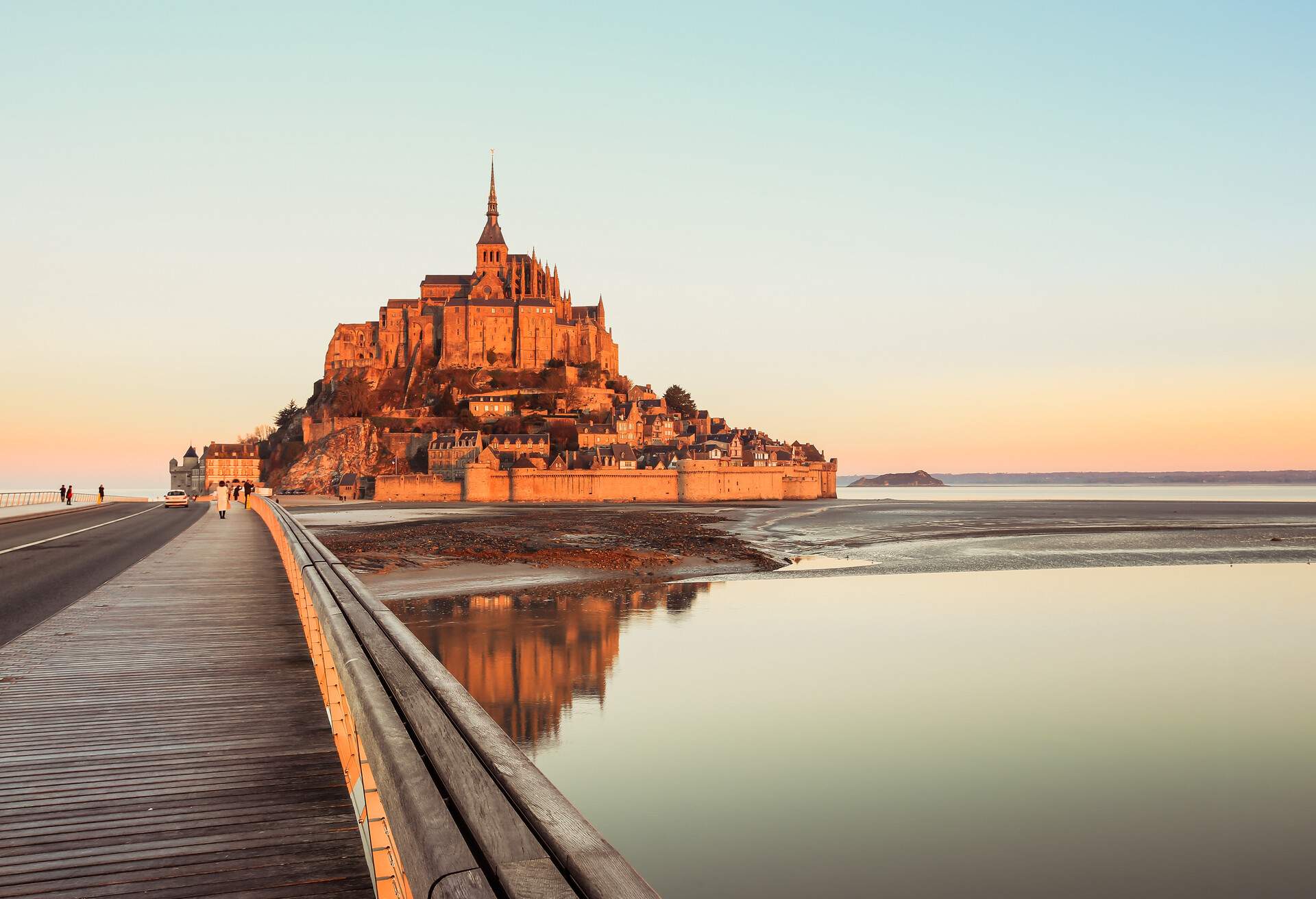 DEST_FRANCE_NORMANDY_MONT SAINT-MICHEL_shutterstock-premier_594429602