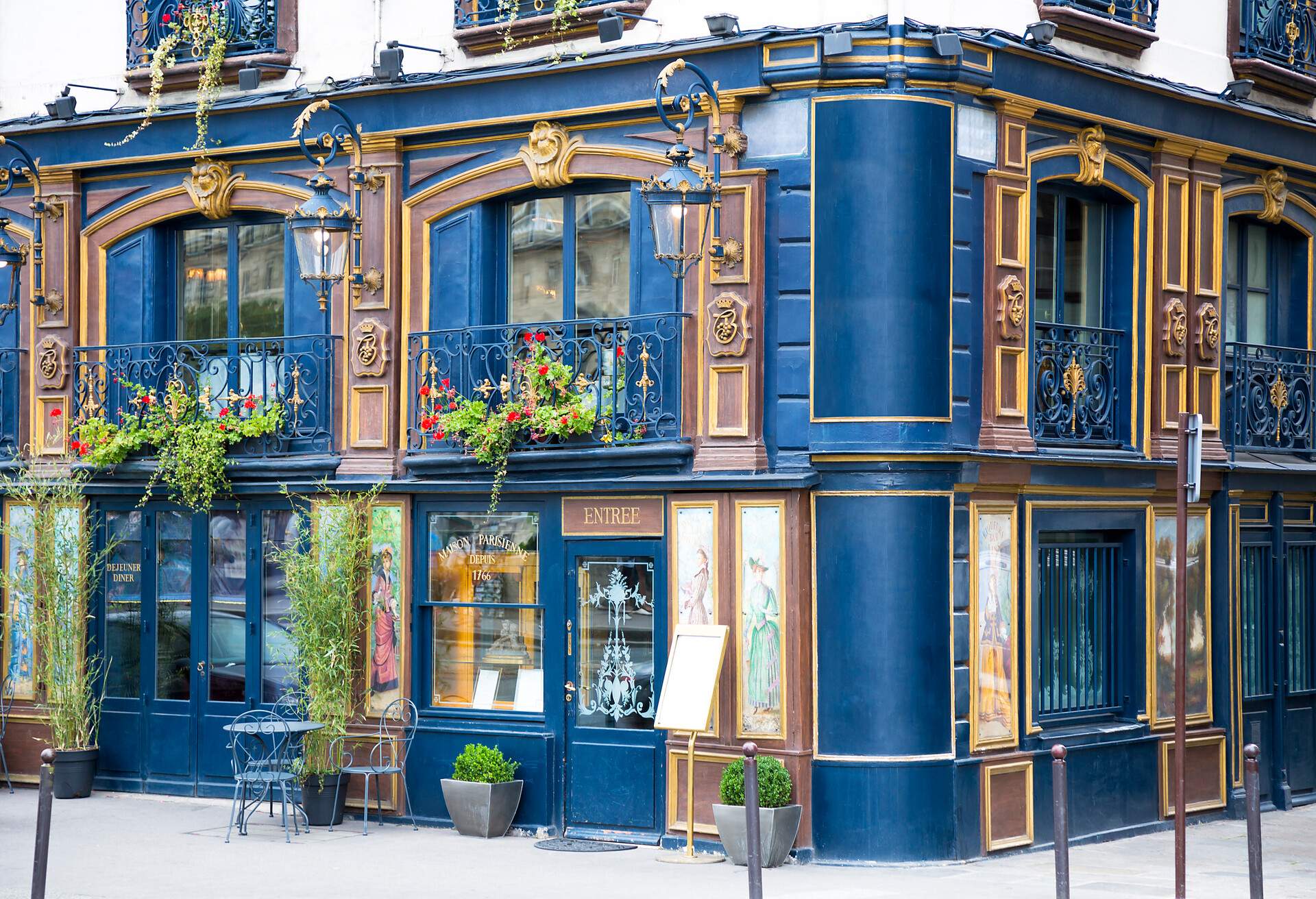 Restaurant in Quai des Grands Augustins, St-Germain-des-Pres, Paris,