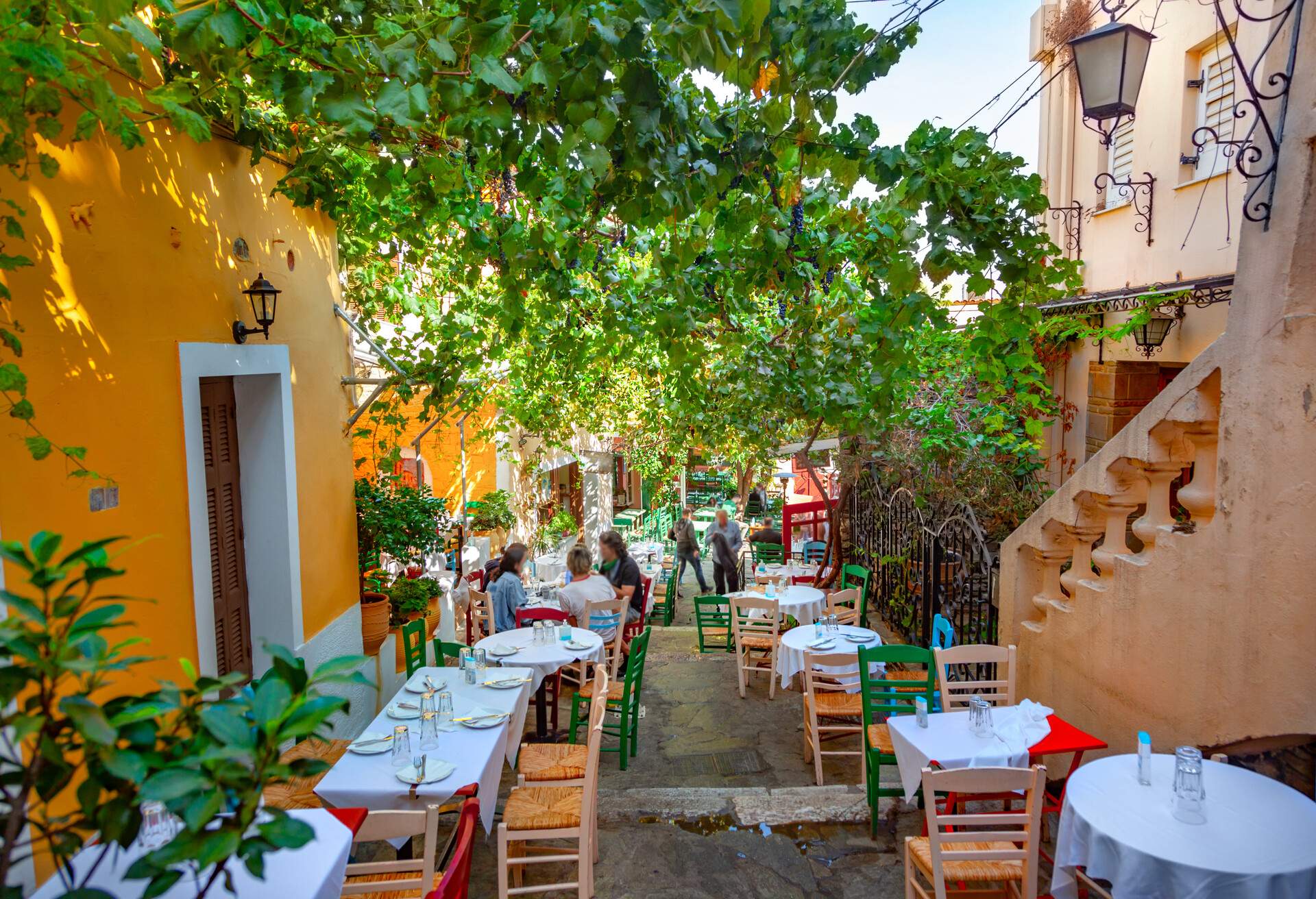 DEST_GREECE_ATHENS_CAFE_RESTAURANT_GettyImages-1363612279