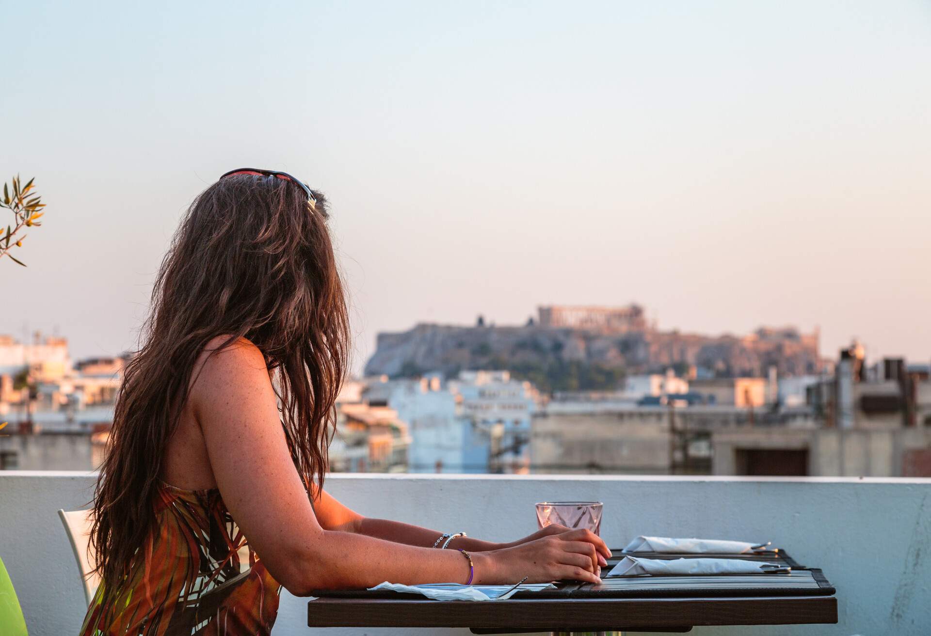 DEST_GREECE_ATHENS_THEME_RESTAURANT_ROOFTOP_GettyImages-663377436