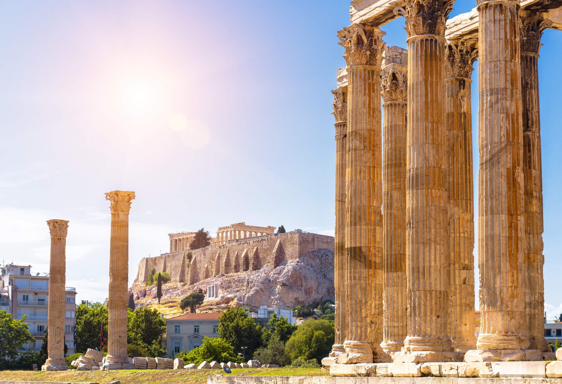 DEST_GREECE_ATHENS_ZEUS-TEMPLE_GettyImages-1301999584