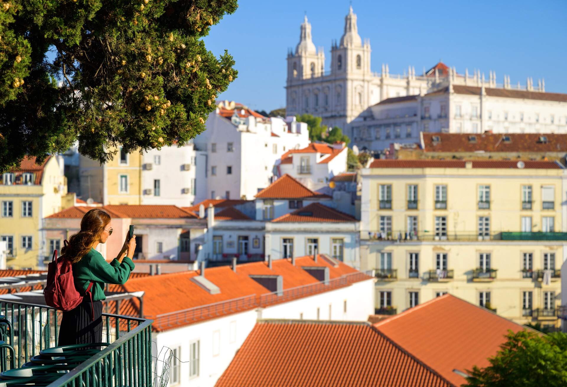 DEST_PORTUGAL_LISBON_Miradouro das Portas do Sol_GettyImages-1359216120