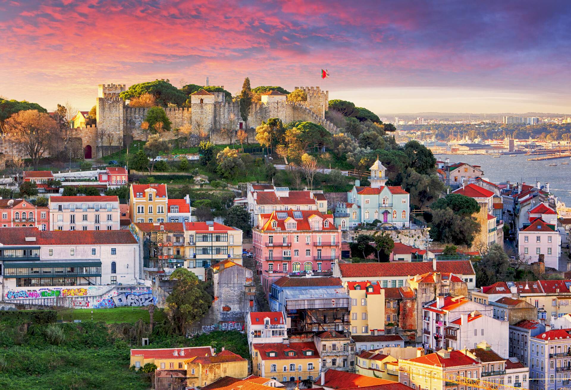 DEST_PORTUGAL_LISBON_SAO-JORGE-CASTLE_shutterstock-portfolio_588863066