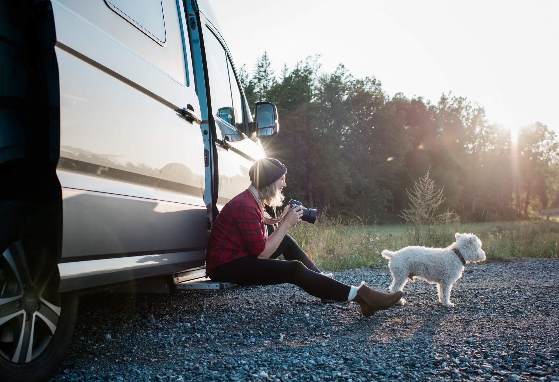 THEME_CAR_ROADTRIP_DOG_PEOPLE_DEVICE_GettyImages-1189142902