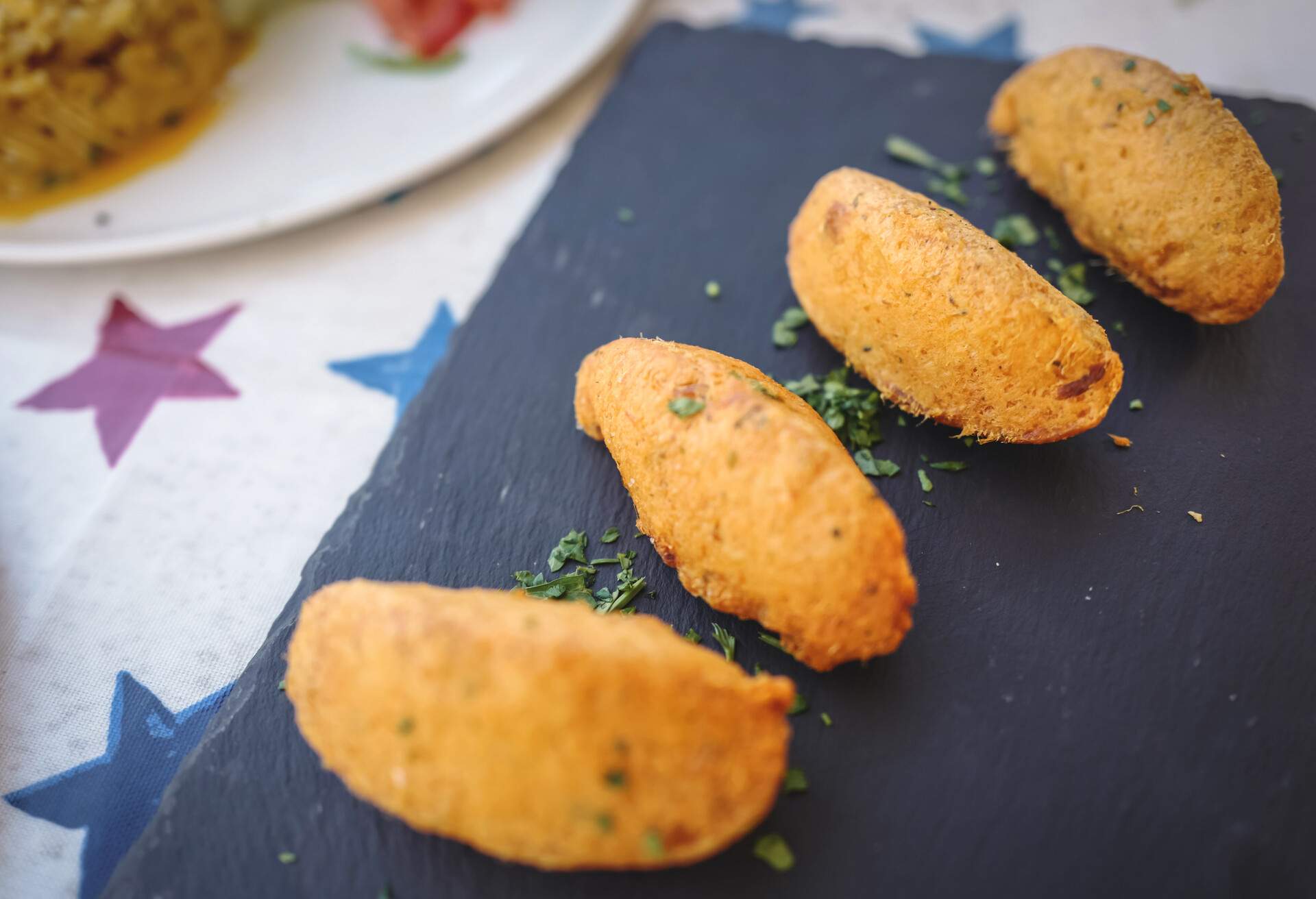 THEME_FOOD_PORTUGAL_BOLINHOS-DE-BACALHAU_GettyImages-944950260