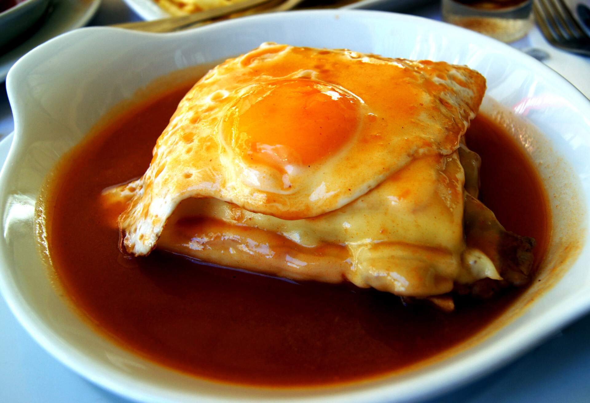 THEME_FOOD_PORTUGAL_FRANCESINHA_GettyImages-562438659