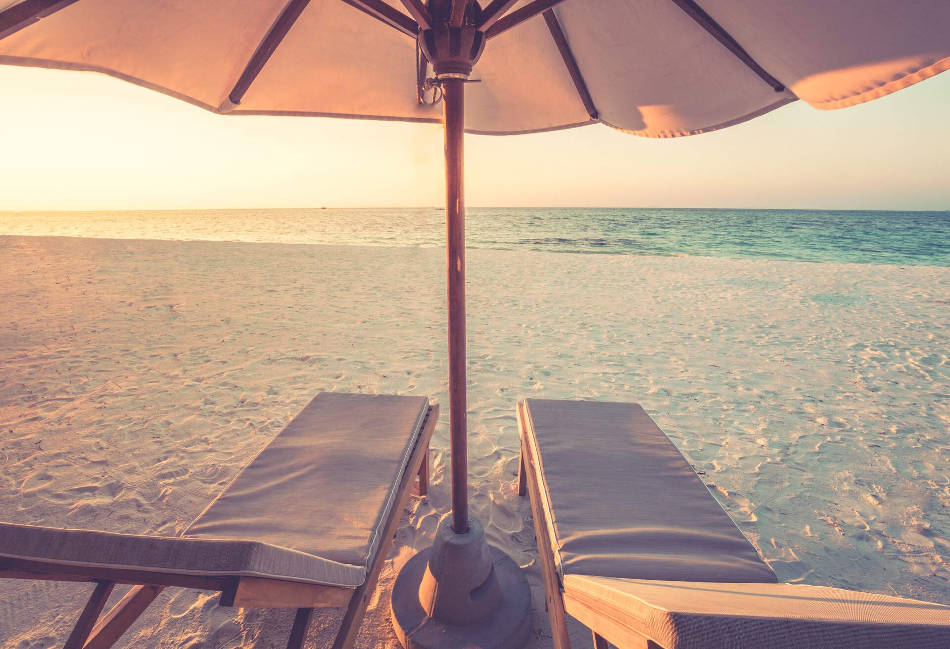 THEME_MALDIVES_CHAIRS_BEACH_UMBRELLA_GettyImages