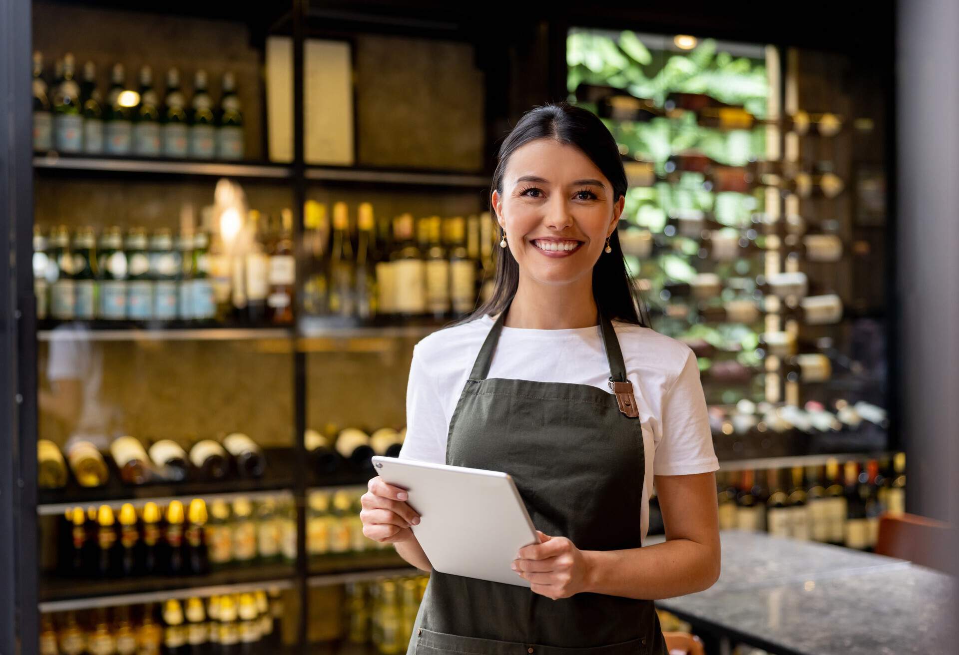 THEME_RESTAURANT_FINE_DINING_PEOPLE_SOMMELIER_GettyImages-1409730571