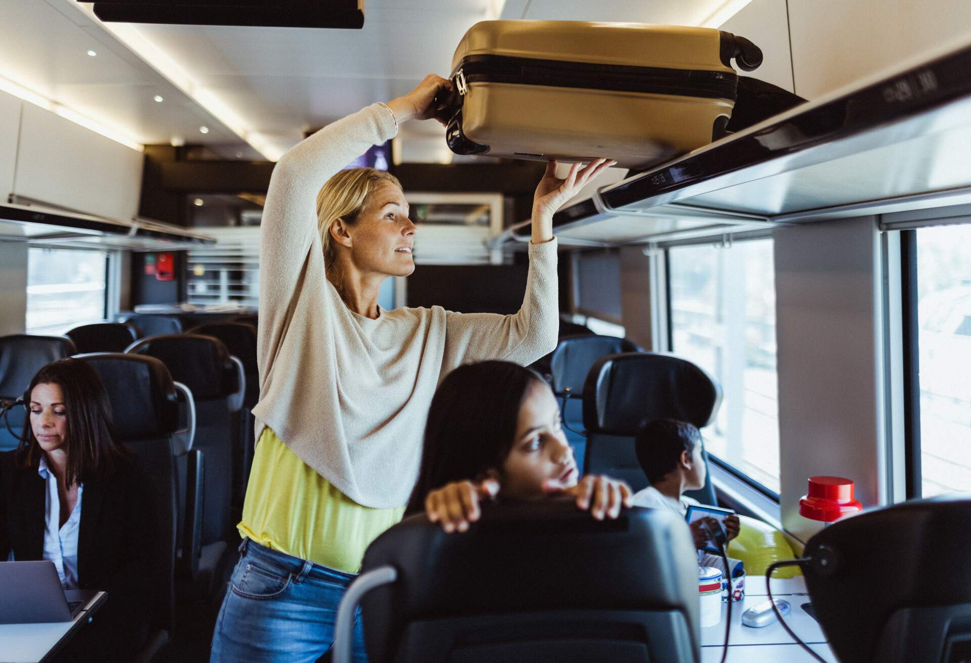 THEME_TRAIN_WOMAN_LUGGAGE_GettyImages-1192885723