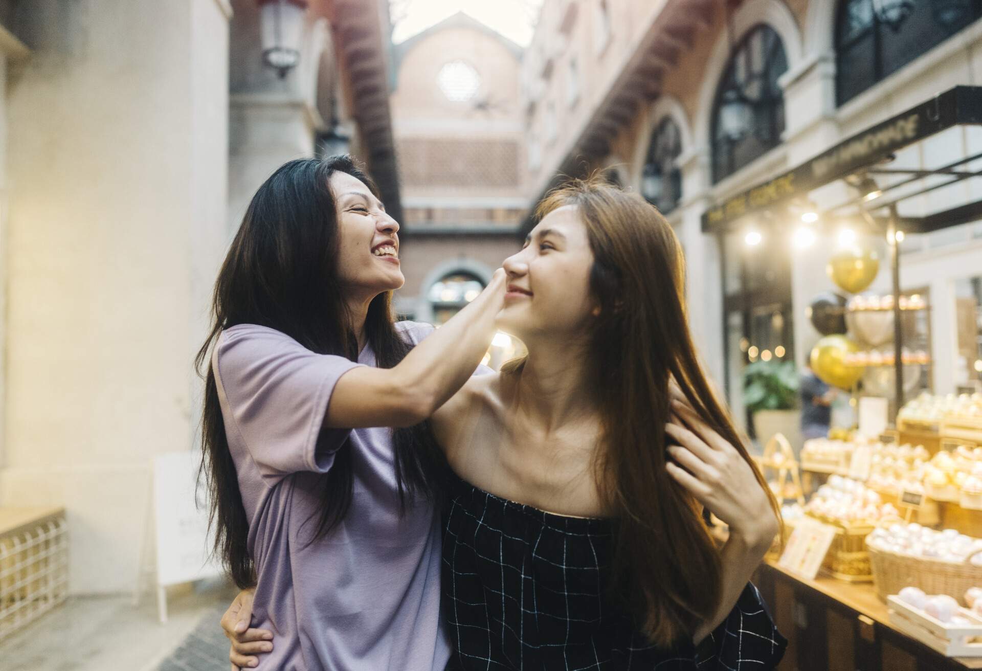 theme_market_hall_people_lgbtq_couple_gettyimages