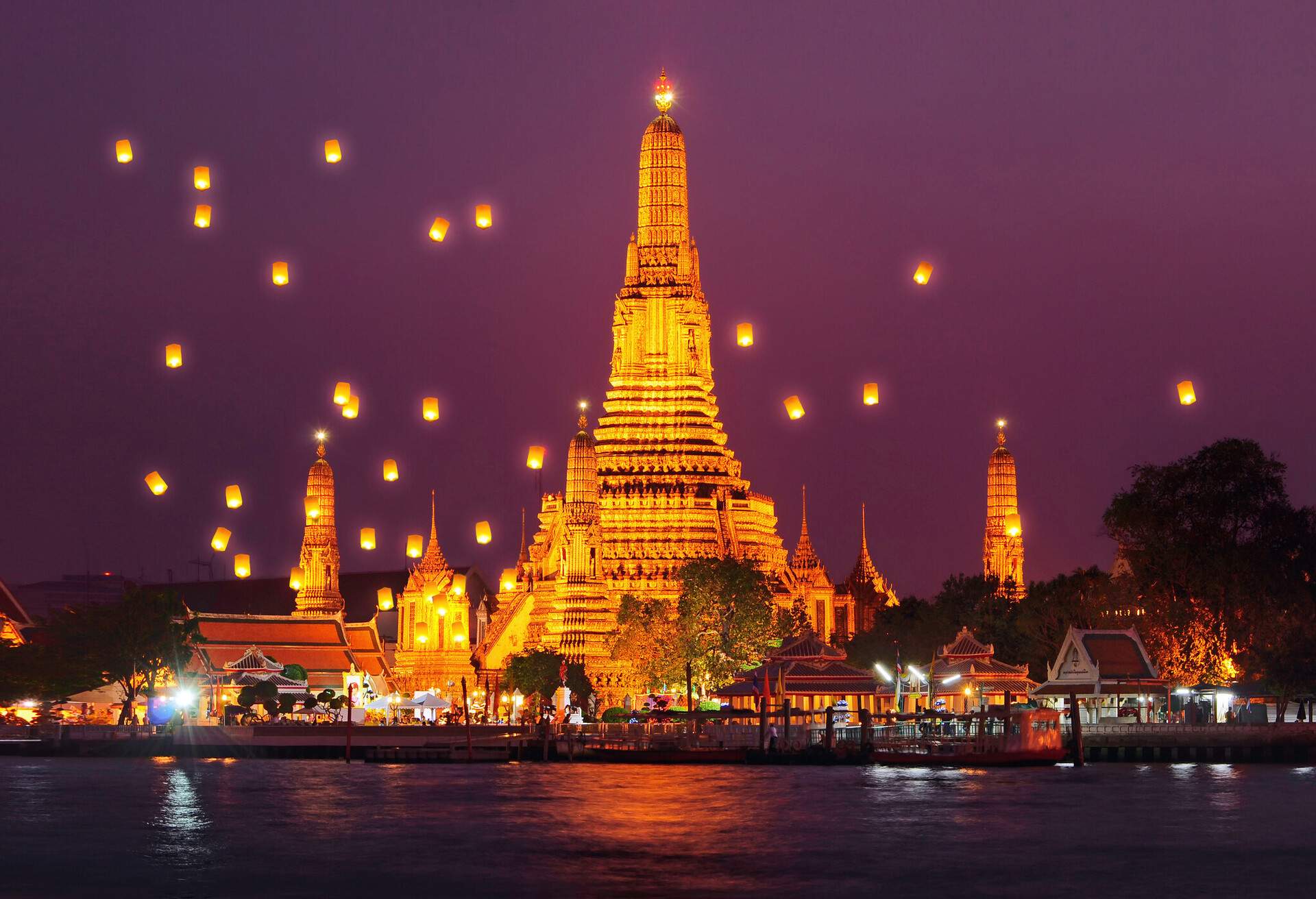 DEST_BANGKOK_BANGKOK_WAT-ARUN_LANTERN-FESTIVAL_GettyImages-175275560