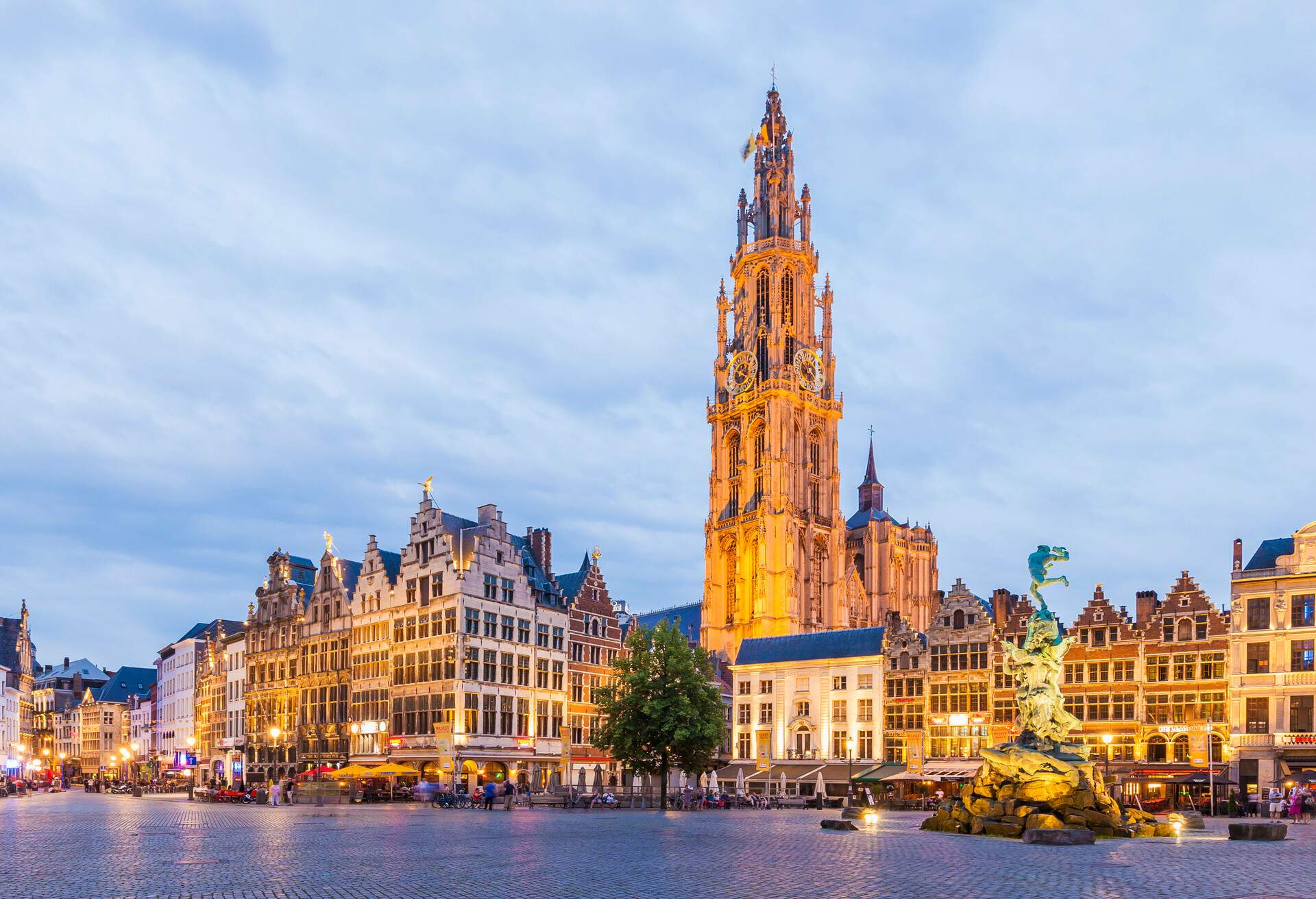 DEST_BELGIUM_ANTWERP_GREAT MARKET SQUARE_GUILDHALLS_CHURCH OF OUR LADY_GettyImages-590777653