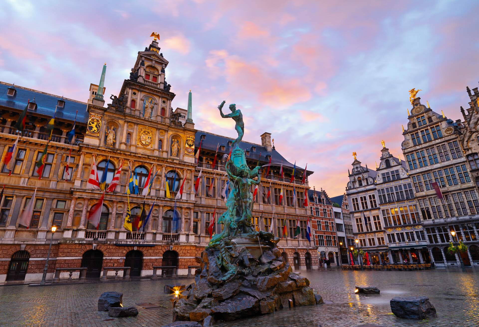 DEST_BELGIUM_ANTWERP_MAIN_SQUARE_BRABO_FOUNTAIN_GettyImages-97540943