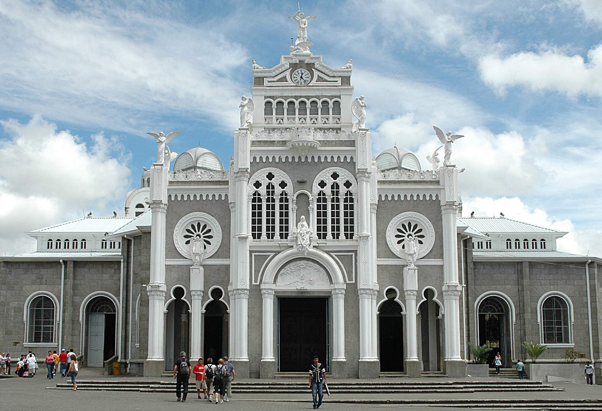DEST_COSTA-RICA_CARTAGO_OUR-LADY-OF-THE-ANGELS-BASILICA_GettyImages-1161604232