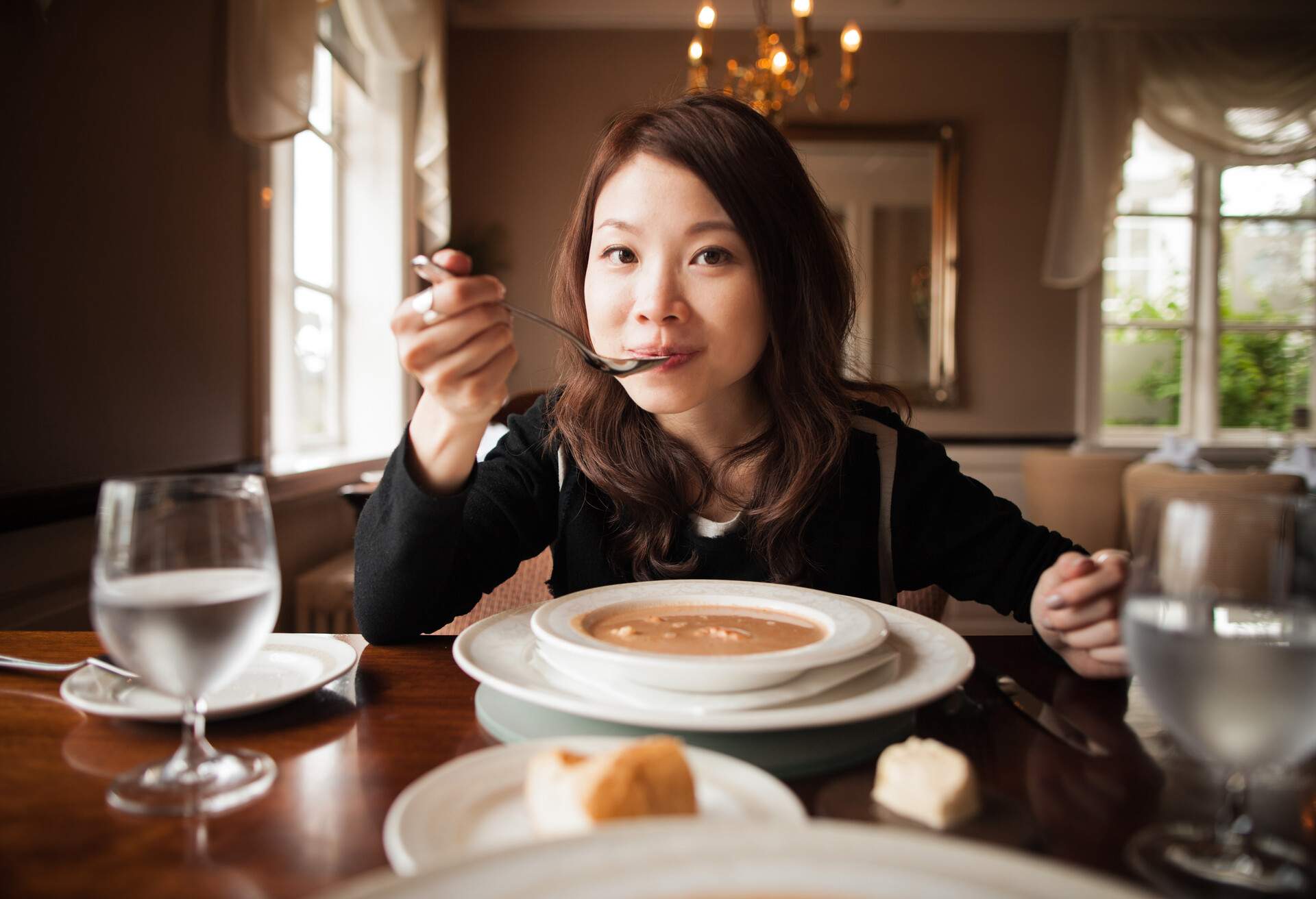 DEST_ICELAND_RESTAURANT_PEOPLE_WOMAN_SOUP_GettyImages-187767886