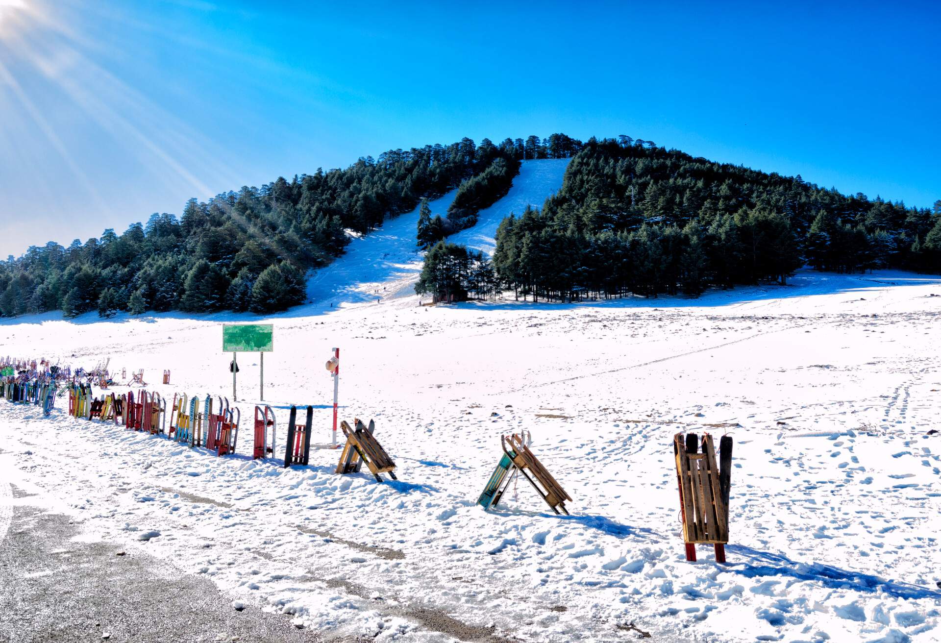 Ifrane is known as the Moroccan Switzerland. It is a city of around 30,000 inhabitants and is part of the Átlas Medio. It is located south of Fez and its alpine resort is well known for practicing the sport of the sky. Alpine houses, lakes and parks make it an important holiday destination especially in winter.