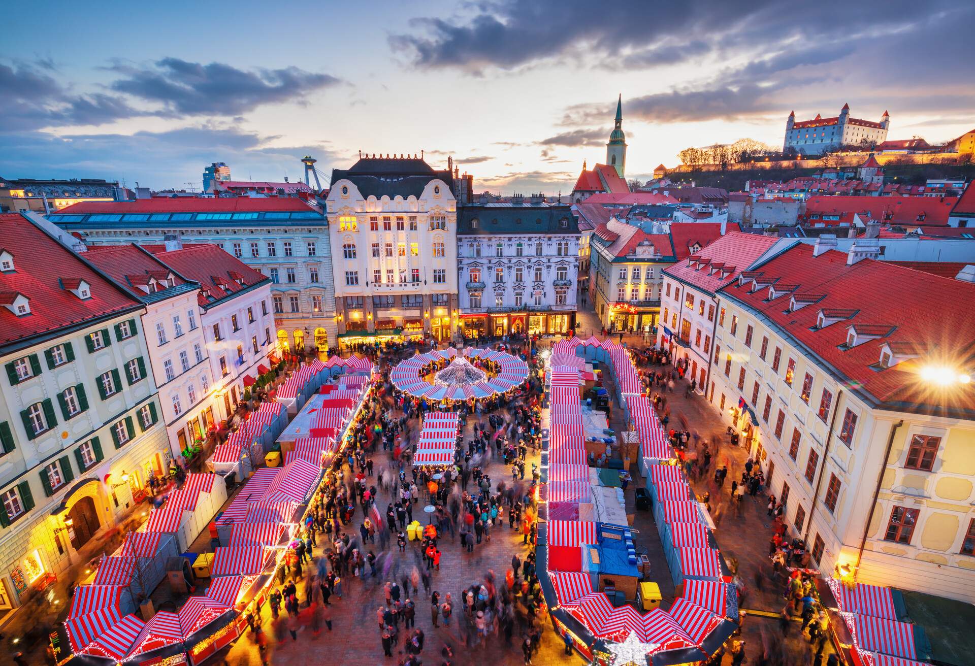 DEST_SLOVAKIA_BRATISLAVA_MAIN-SQUARE_CHRISTMAS-MARKET_shutterstock-premier_777551578.jpg