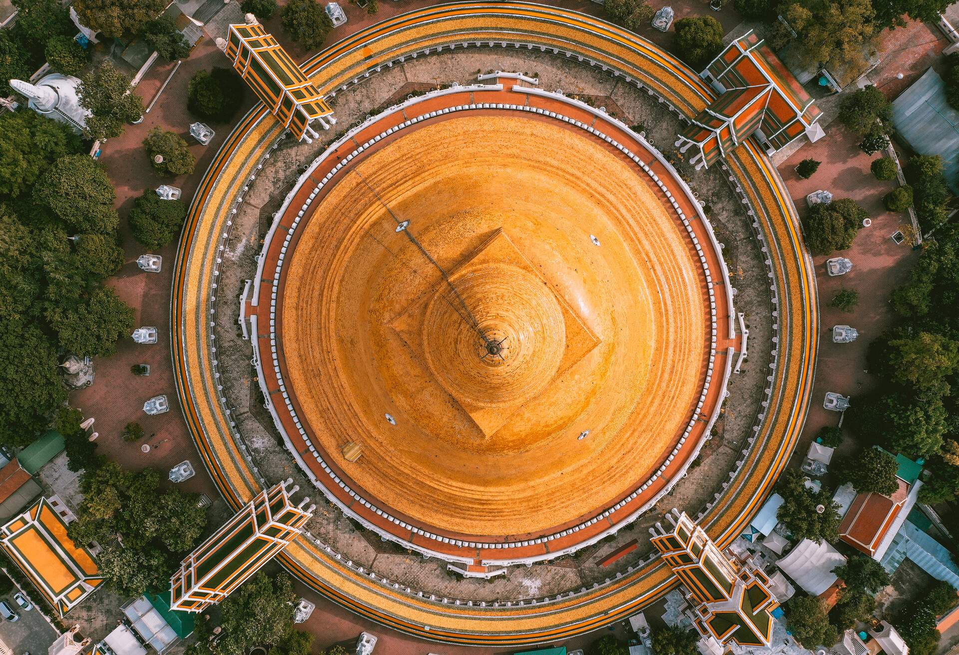 DEST_THAILAND_Nakhon-Pathom_Wat Phra Pathom Chedi_GettyImages-1328898413