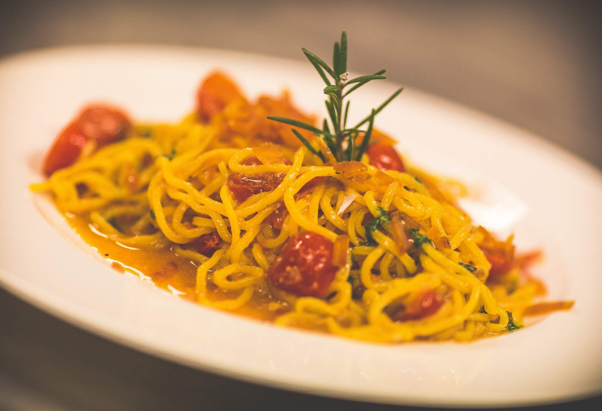 This picture shows spaghetti with bottarga in detail.
