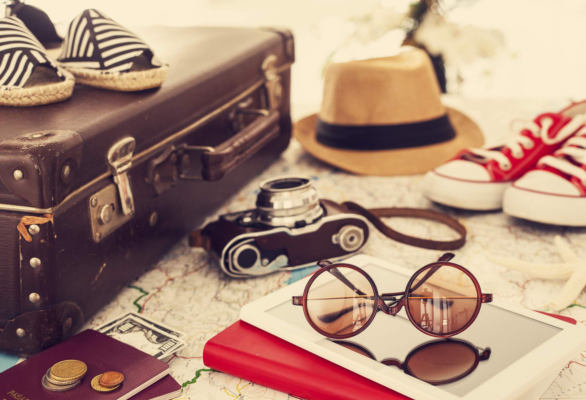 THEME_TRAVEL_SUITCASEAND_ACCESSORIES__shutterstock