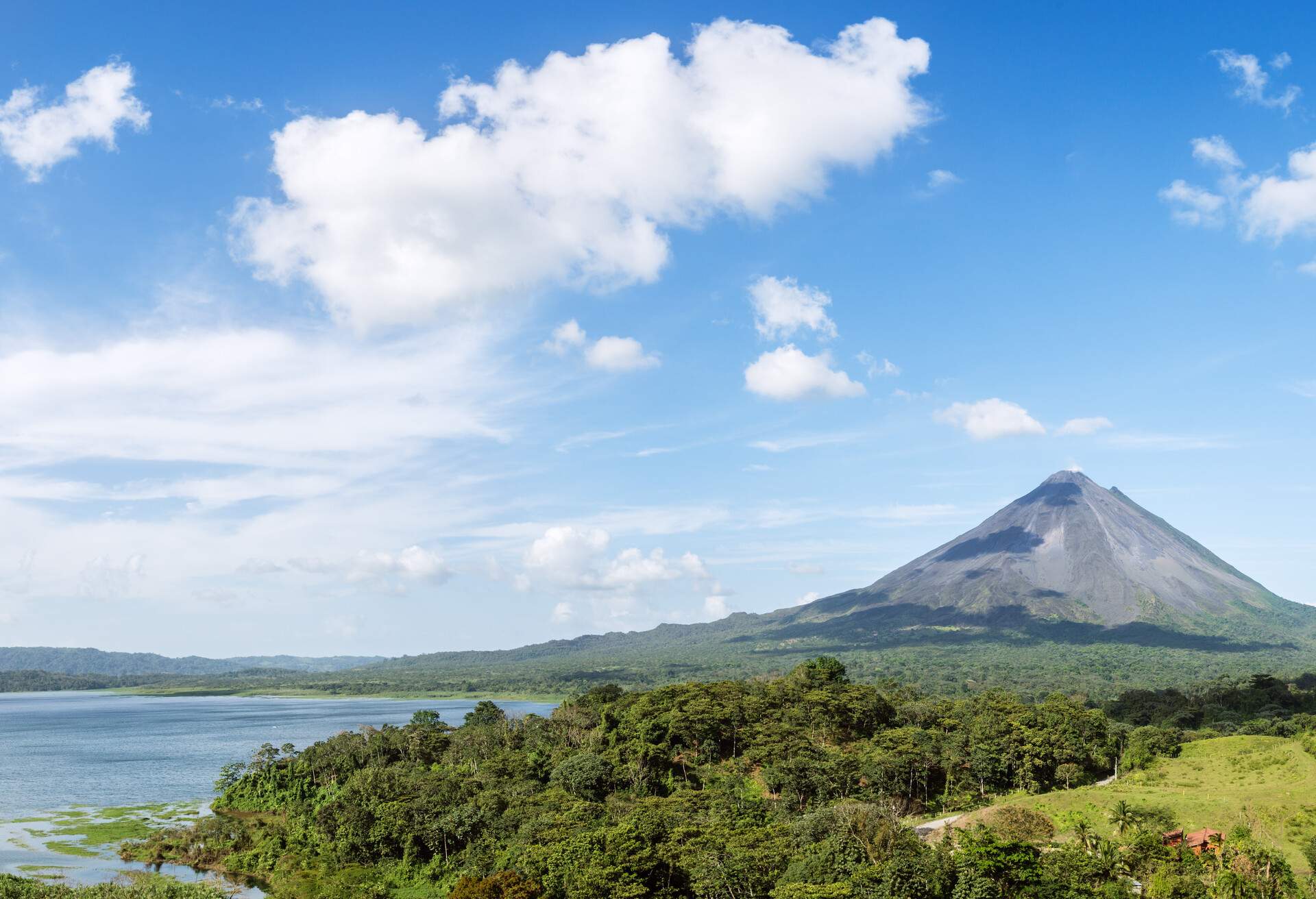 dest_costa-rica_alajuela_la-fortuna_gettyimages-511087692_universal_within-usage-period_36487