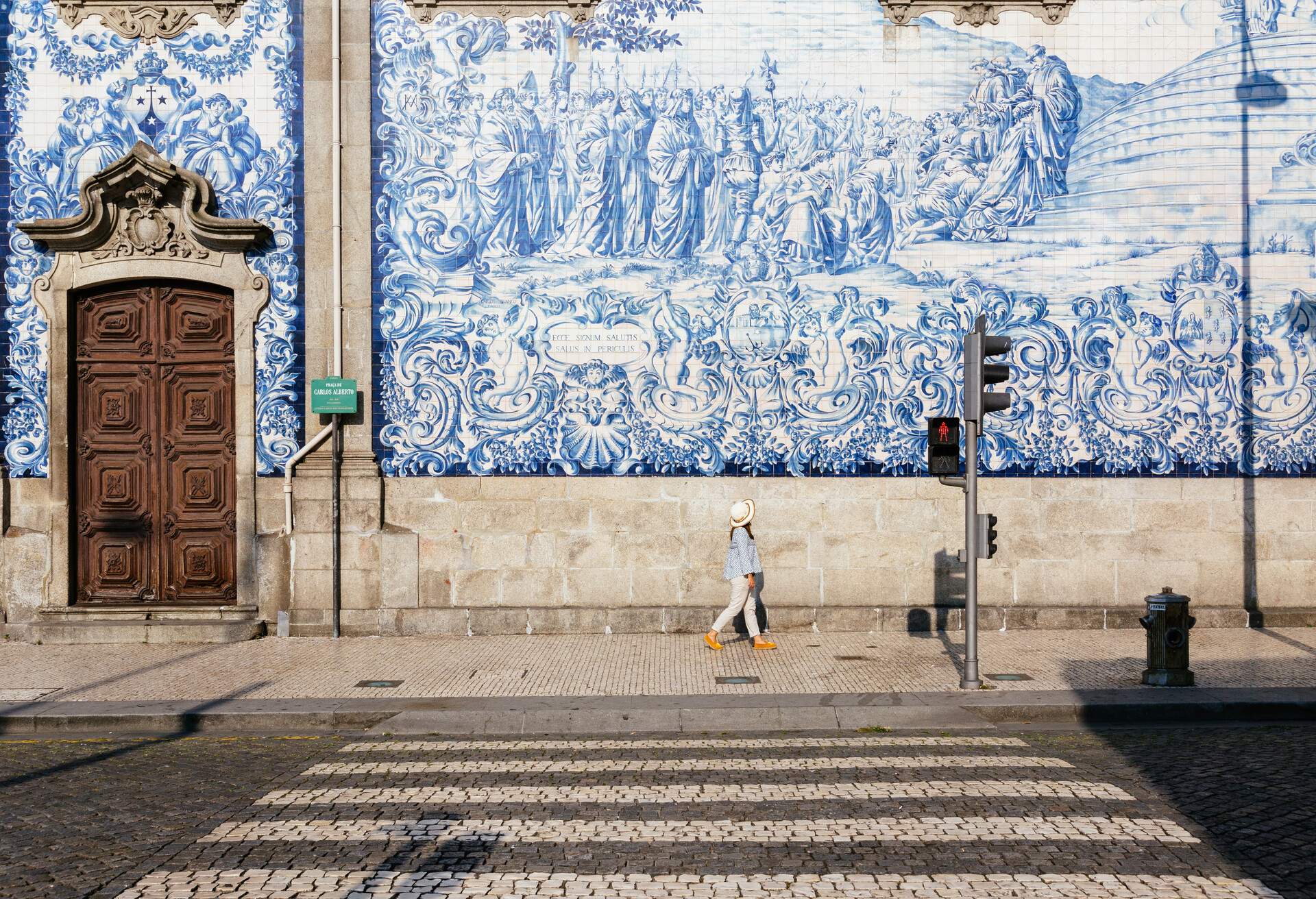 portugal_porto_igreja-do-carmo_theme_people_woman_walking_in_streets