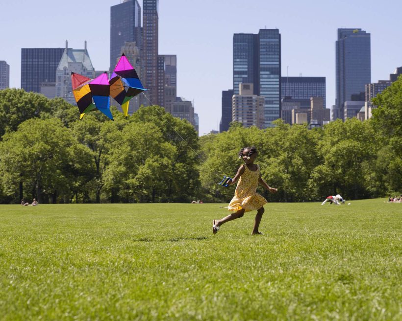 usa_new_york_cenrtal_park_people_kid_girl_running_flying_kite