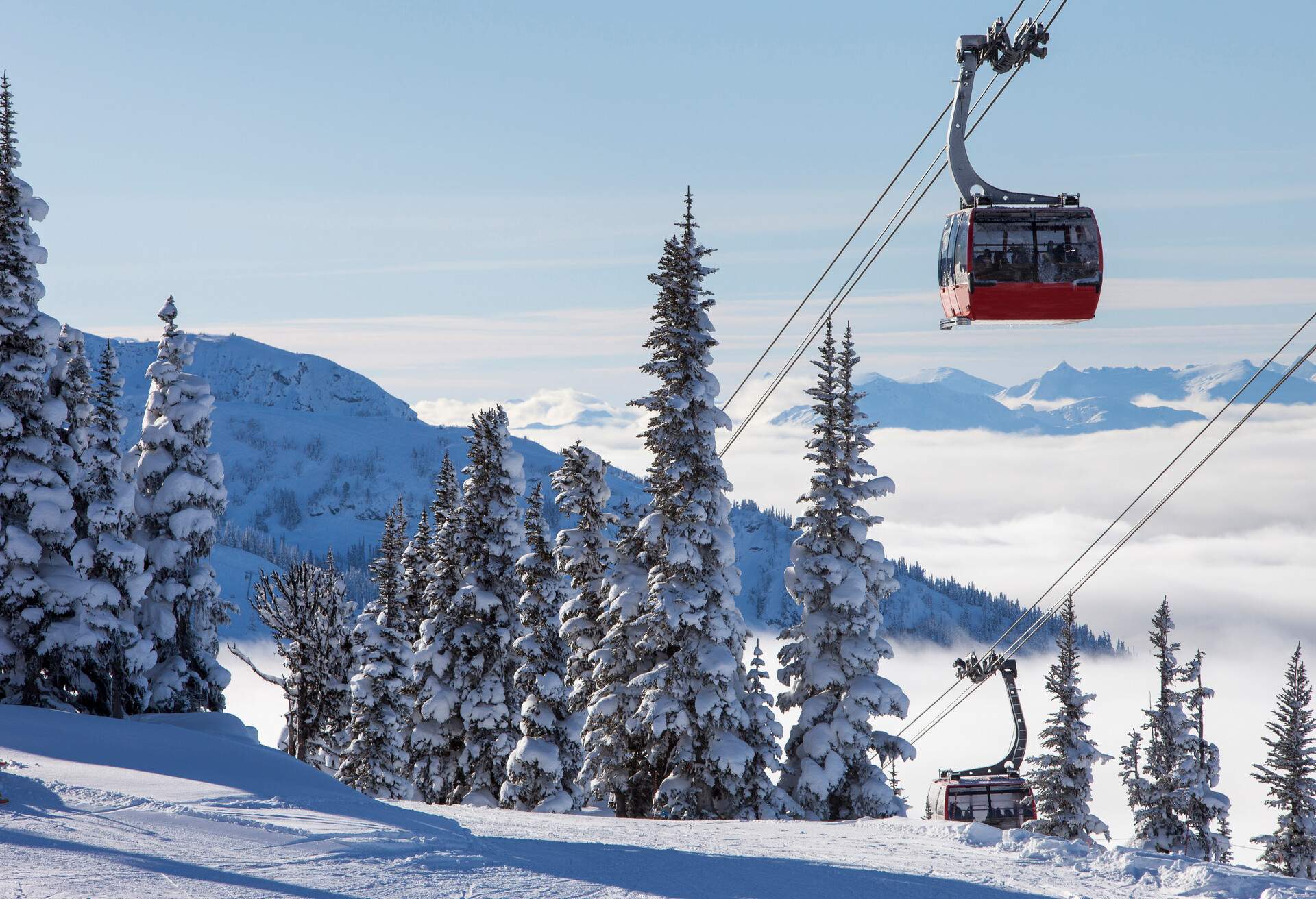 Peak 2 peak gondola connecting Whistler and Blackcomb mountains.