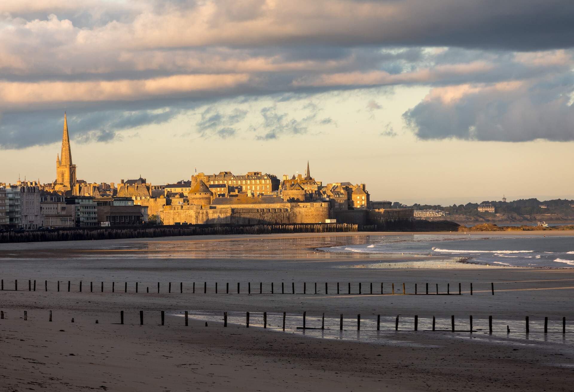 The morning light on the Plage du Sillon and walled city. Saint Malo , France, Ille et Vilaine, Emerald Coast