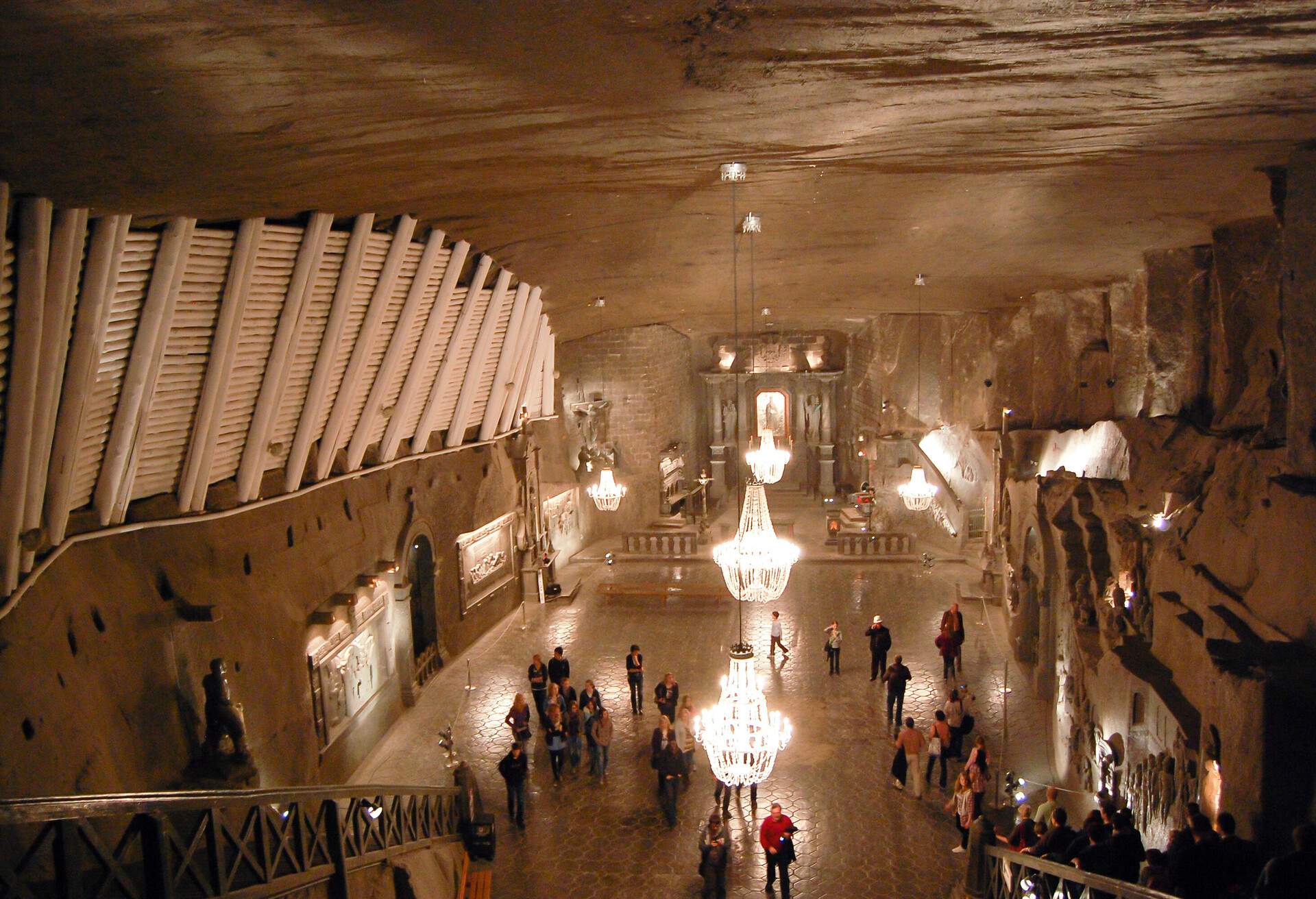 DEST_POLAND_KRAKOW_Wieliczka_SALT-MINE_CAVE_shutterstock_1173170155