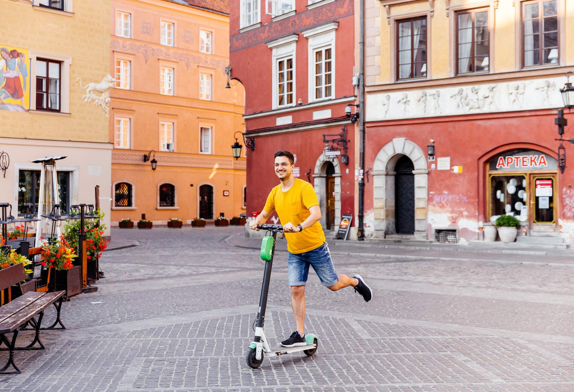 DEST_POLAND_WARSAW_OLD_TWON_E-SCOOTER_GettyImages-1168225512
