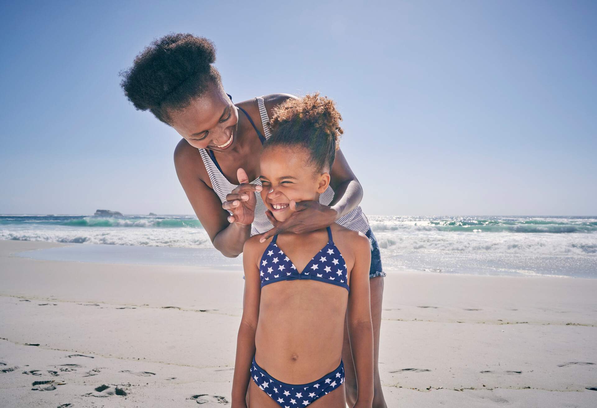 PEOPLE_KID_MOTHER_BEACH_SUNSCREEN