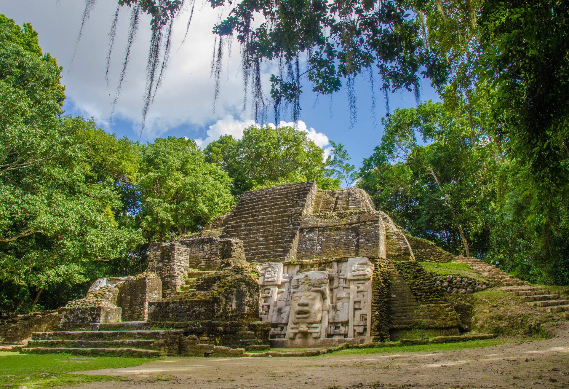 DEST_BELIZE_ALTUN-HA_PYRAMIDS_RUINS_GettyImages-501666575