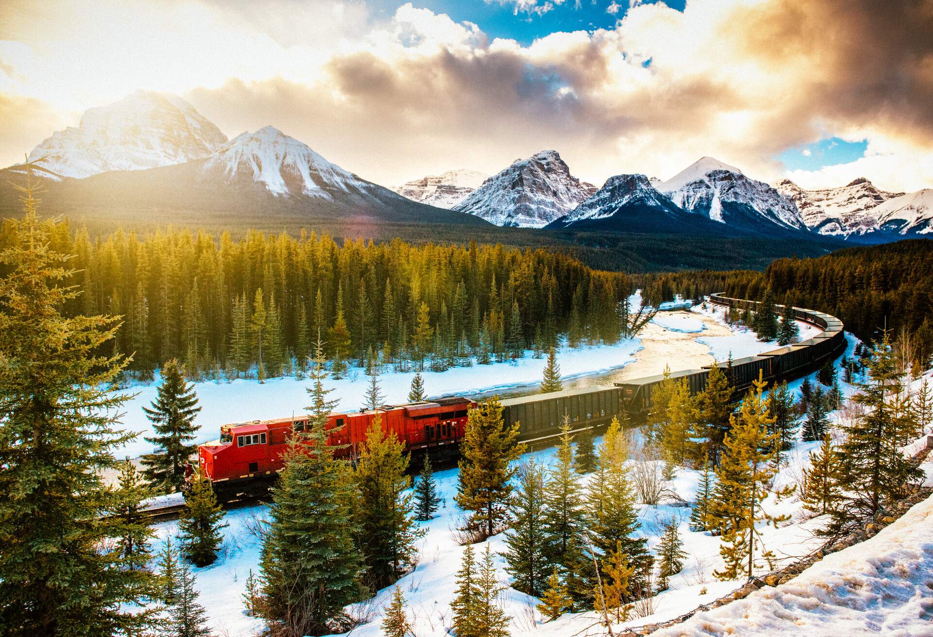 DEST_CANADA_BANFF-NATIONAL-PARK_CANADIAN-PACIFIC-RAILWAY-TRAIN_GettyImages-538813059