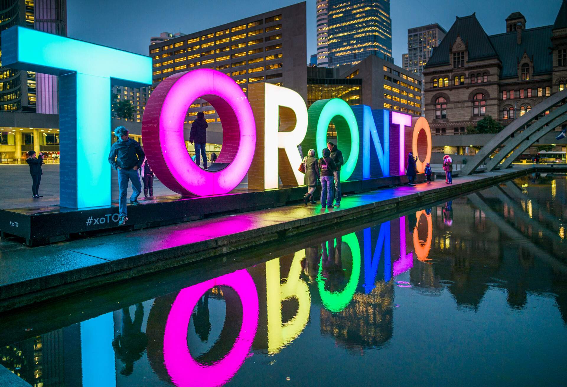 DEST_CANADA_TORONTO_NATHAN_PHILLIPS_SQUARE_CITY_HALL_GettyImages-817647176