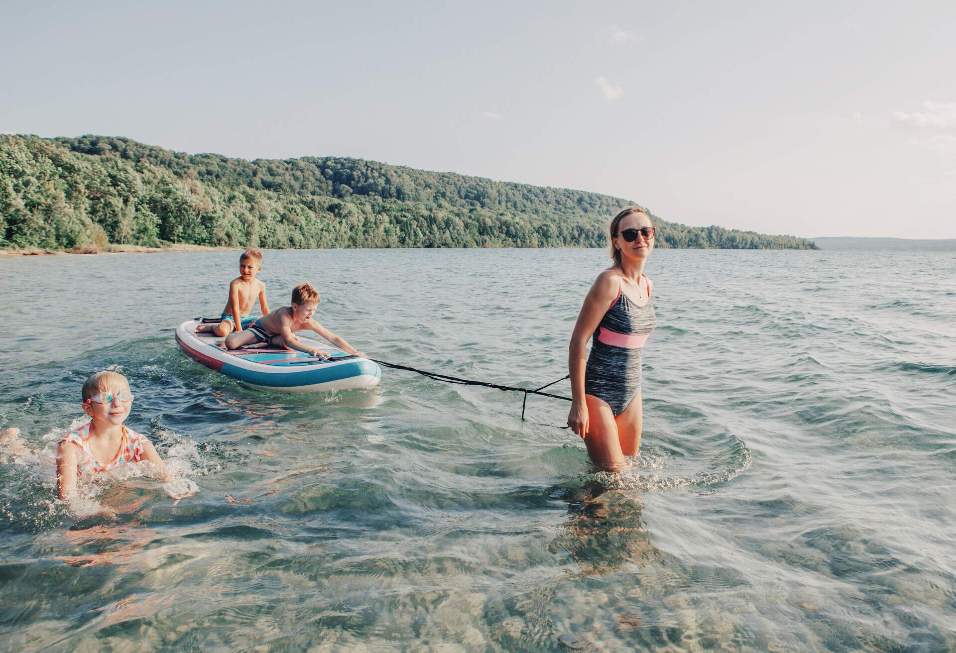 DEST_CANADA_TORONTO_PEOPLE_KIDS_PADDLEBOARD_SUP_LAKE_GettyImages-1324174100