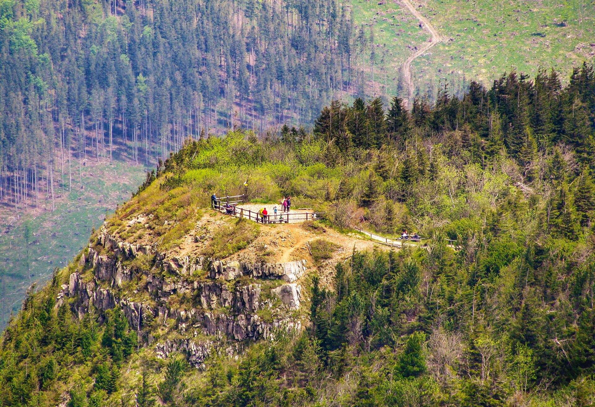 DEST_POLAND_ZAWOJA_BABIA-GORA_GettyImages-1162099052