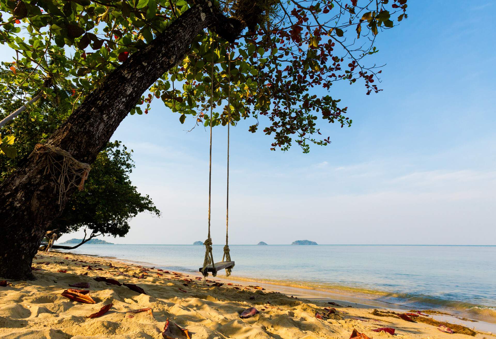 DEST_THAILAND_KOH-CHANG_KAI-BAE_BEACH_GettyImages-813452470