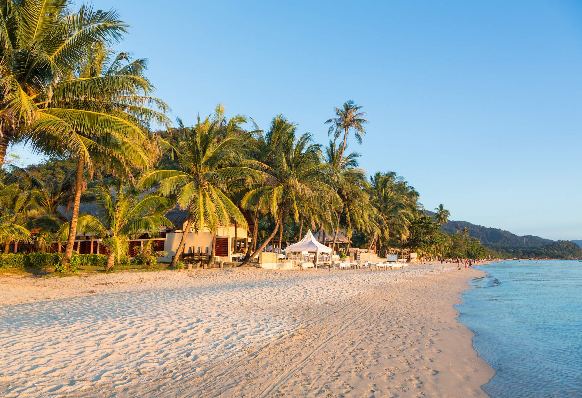 DEST_THAILAND_KOH-CHANG_WHITE-SAND-BEACH_GettyImages-527794533