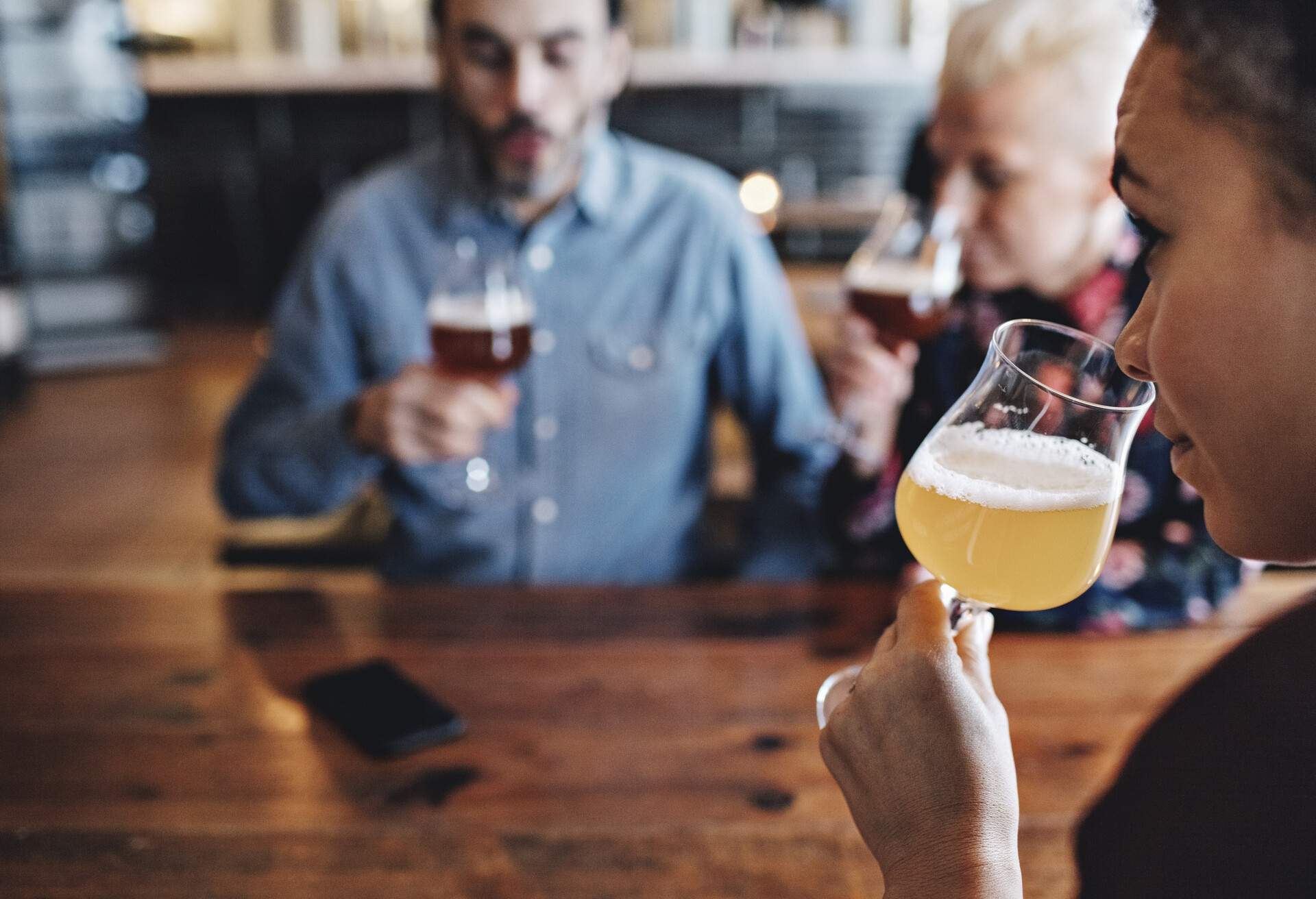 THEME_BREWERY_CRAFT_BEER_TASTING_PEOPLE_GettyImages-953948674