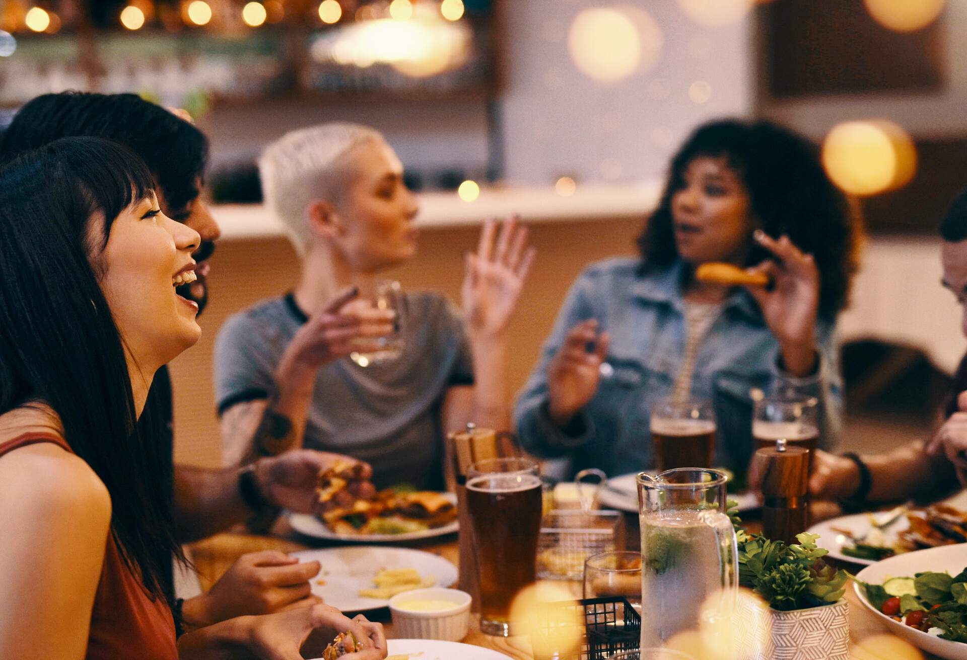 THEME_PEOPLE_FIRENDS_IN_A_RESTAURANT_GettyImages-1175241498