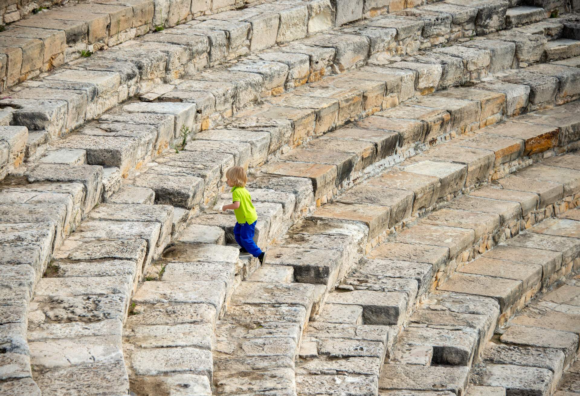 THEME_PEOPLE_KID_AMPHITHEATER_ARCAEOLOGICAL_GettyImages-1192031554