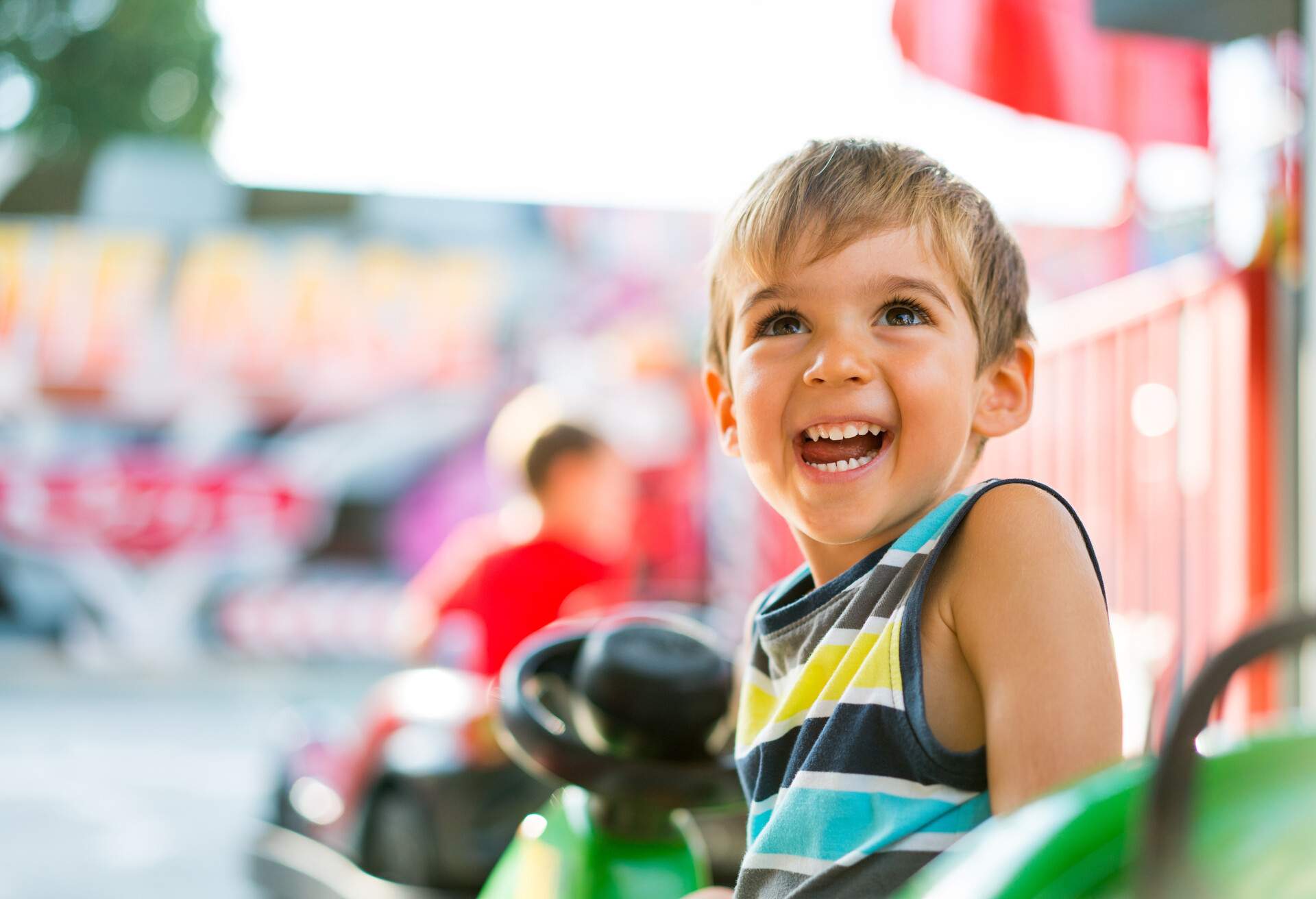 PEOPLE_KID_BOY_AMUSEMENT_PARK