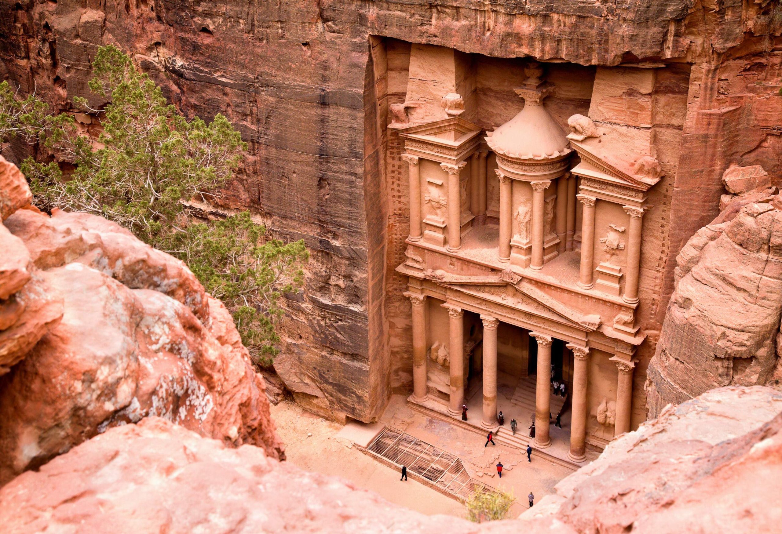 The magnificent ancient city of Petra, sculpted into the rock, welcomes a constant flow of visitors who come and go.