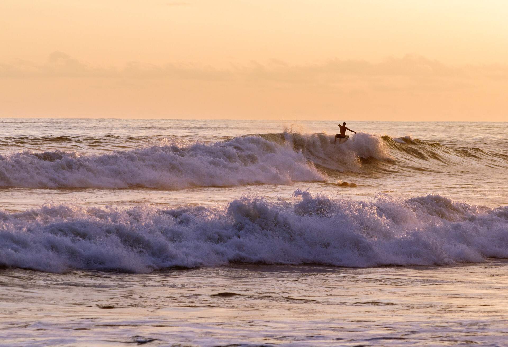 DEST_COSTA-RICA_DOMINICAL_THEME_SURFER_WAVE_GettyImages-570303101