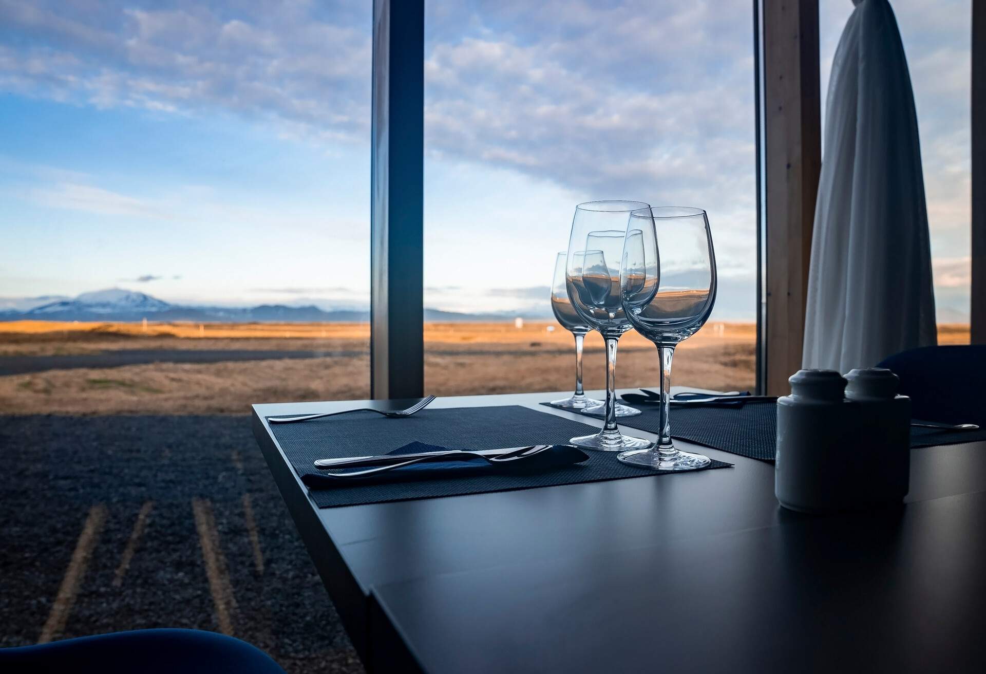 ICELAND_RESTAURANT_WINEGLASSES