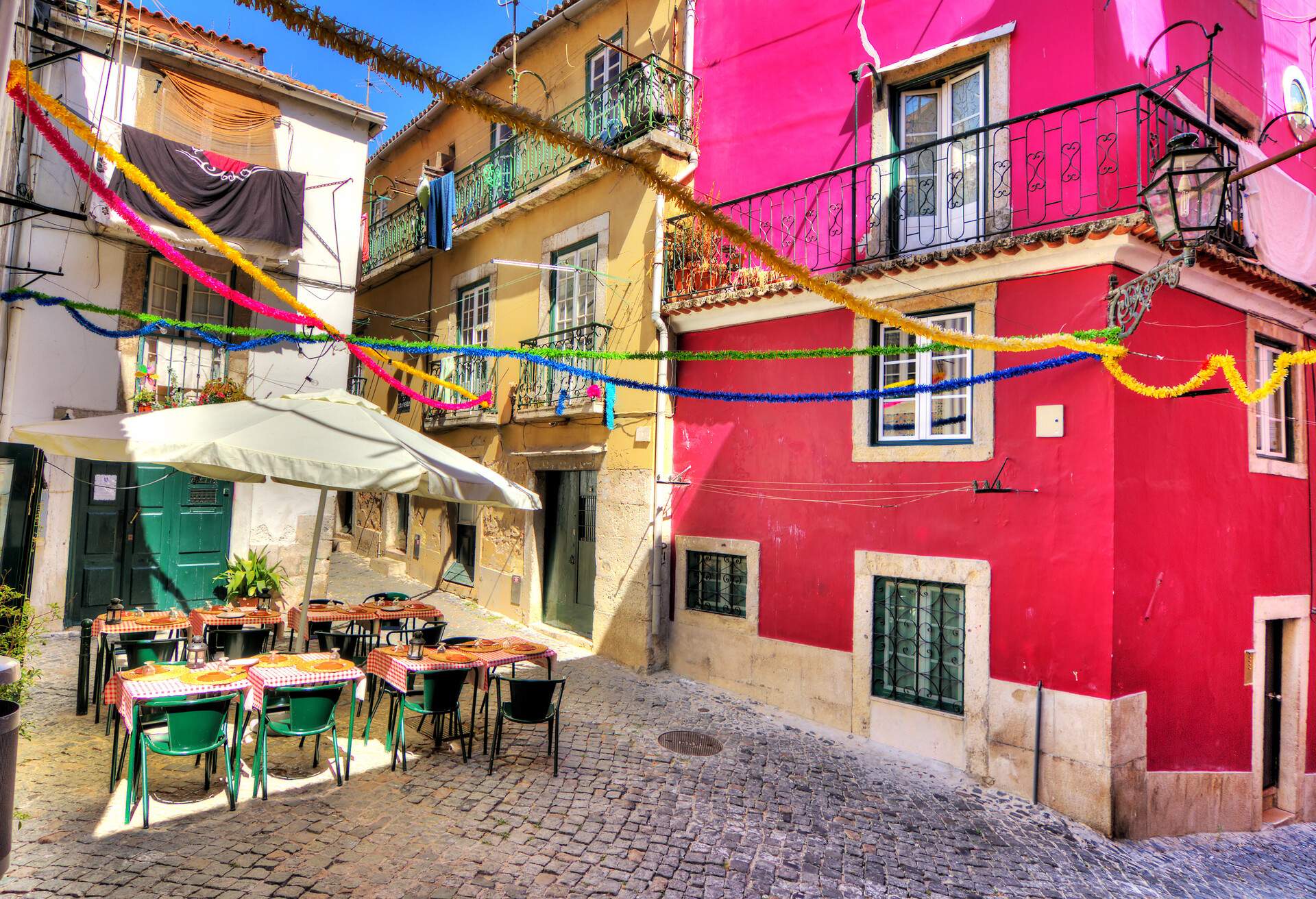 DEST_PORTUGAL_LISBON_THEME_RESTAURANT_GettyImages-501193557